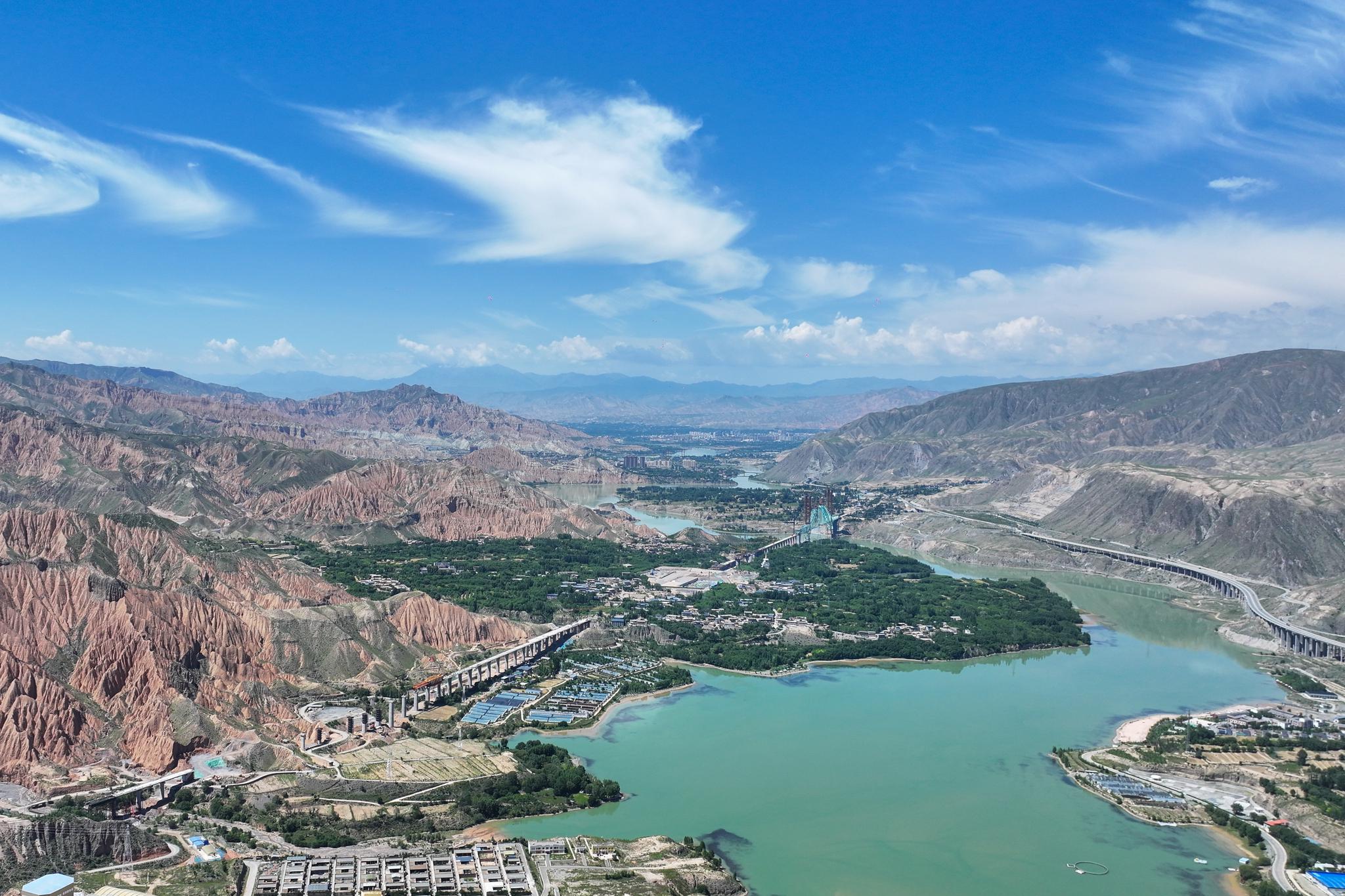 (资料图)航拍青海省尖扎县黄河沿岸风光。中新社记者 薛蒂 摄