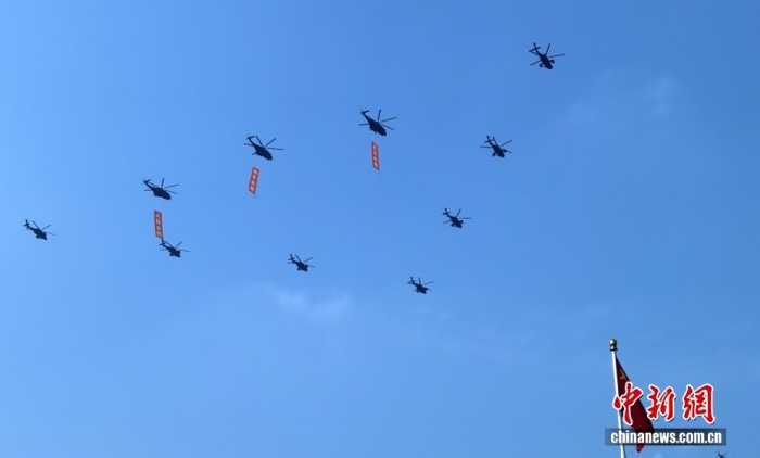 空中护旗梯队飞过天安门广场上空。中新社记者 陈陆军 摄